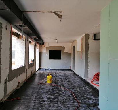 Na projektu »dozidava in rekonstrukcija objekta »vrtec in OŠ sinom Jenko-pš center« dela napredujejo po terminskem planu