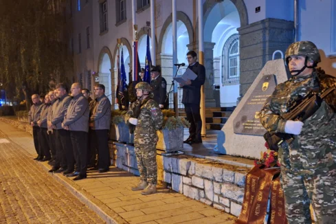 SPOMINSKO OBELEŽJE PRED STAVBO MOK
