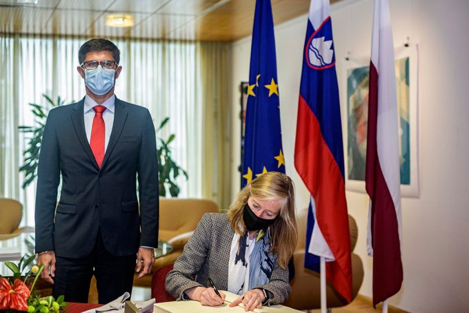 Po koncu delovnega sestanka se je podpisala v občinsko častno knjigo gostov.