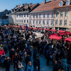 obisk Prešernovega Smenja na mestnem trgu v Kranju