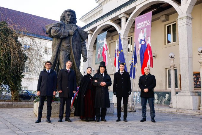 Prešeren in Julija pred Prešernovim gledališčem